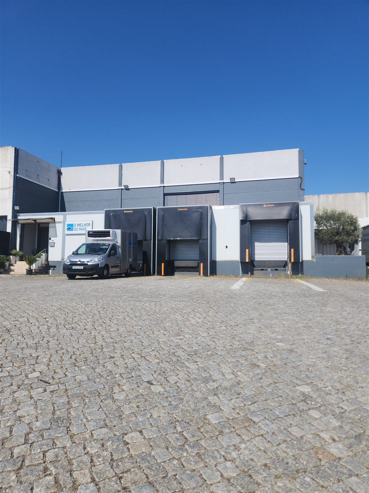 Zona logística e cais de carga de O Melhor do Mar